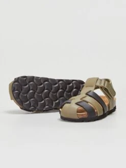 Sandales à Brides Ajourées -Kiabi sandales a brides ajourees kaki zj597 1 frb7 1