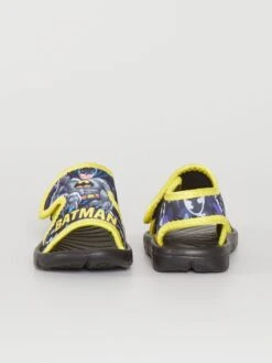 Sandales à Scratchs 'Batman' -Kiabi sandales a scratchs batman noir abz03 1 frb4