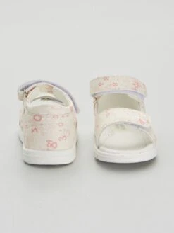 Sandales Fermées à Scratchs Motif Chiffré -Kiabi sandales fermees a scratchs motif chiffre blanc ale28 1 frb3