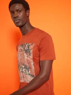 T-shirt En Jersey Avec Print Artistique -Kiabi t shirt en jersey avec print artistique marron amj98 2 frb4 1
